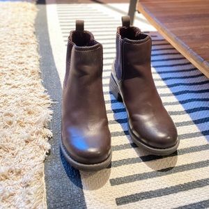 Dark brown Chelsea boots